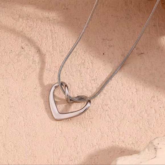 ◾️Stainless Steel Thin Heart Pendant Chain Necklace - Picture 9 of 11